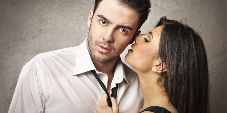 فتاة تغوي الرجل الذي يزيد من الفاعلية